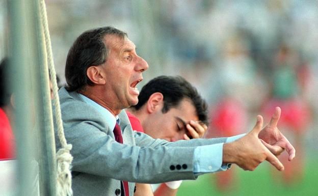 Carlos Salvador Bilardo en el banquillo del Sevilla.