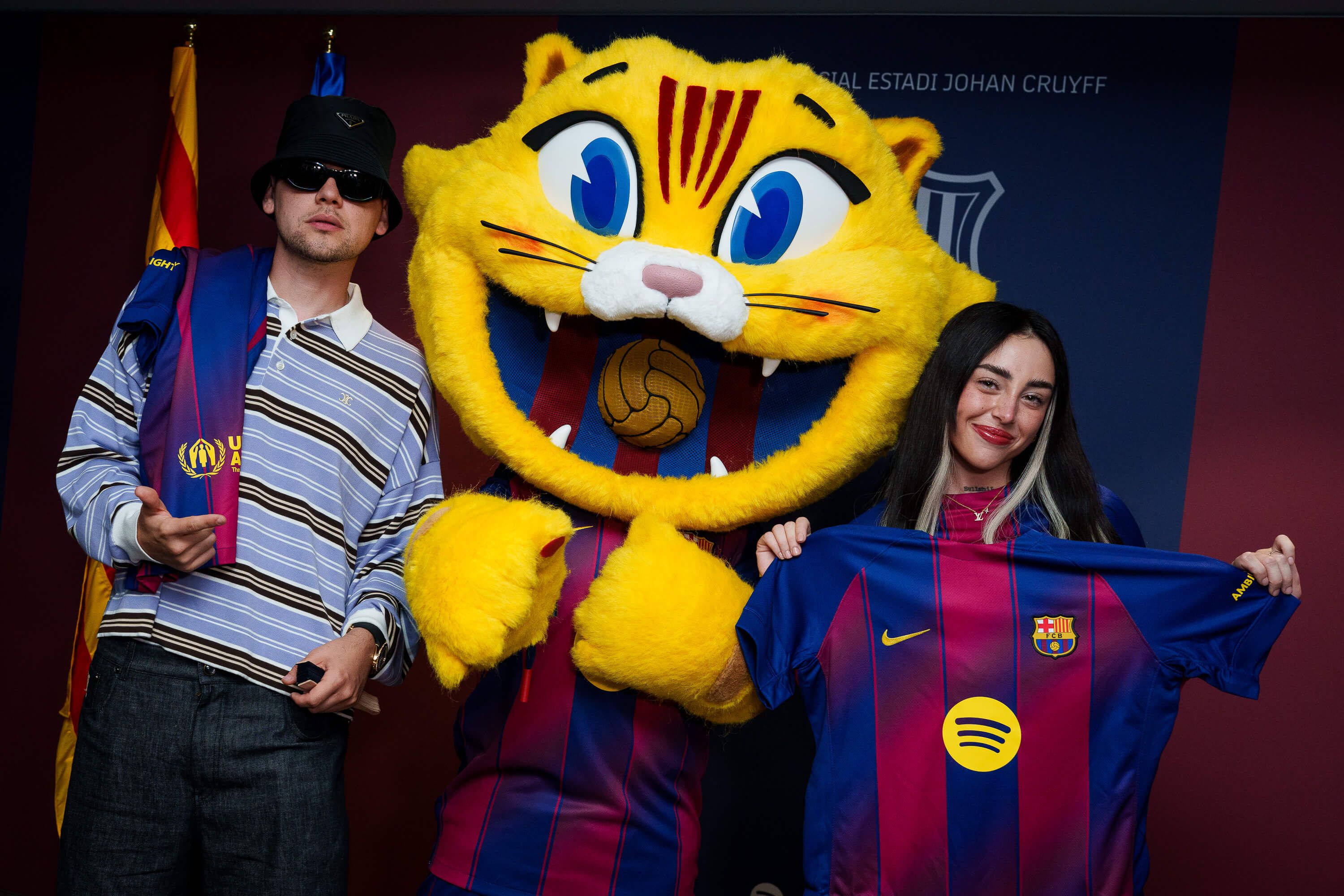 Bizarrap, Cat y Nicki Nicole posan en el Gamper.