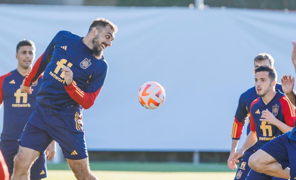  Borja Iglesias cabecea ante Sarabia.