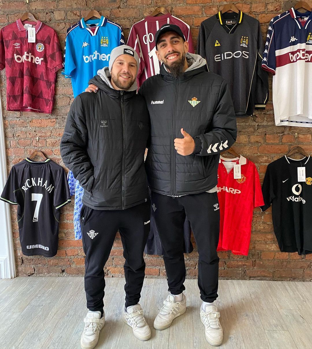  Borja Iglesias y Aitor Ruibal en la tienda ‘Classic Football Shirts Manchester’ (@classicfootballshirts)