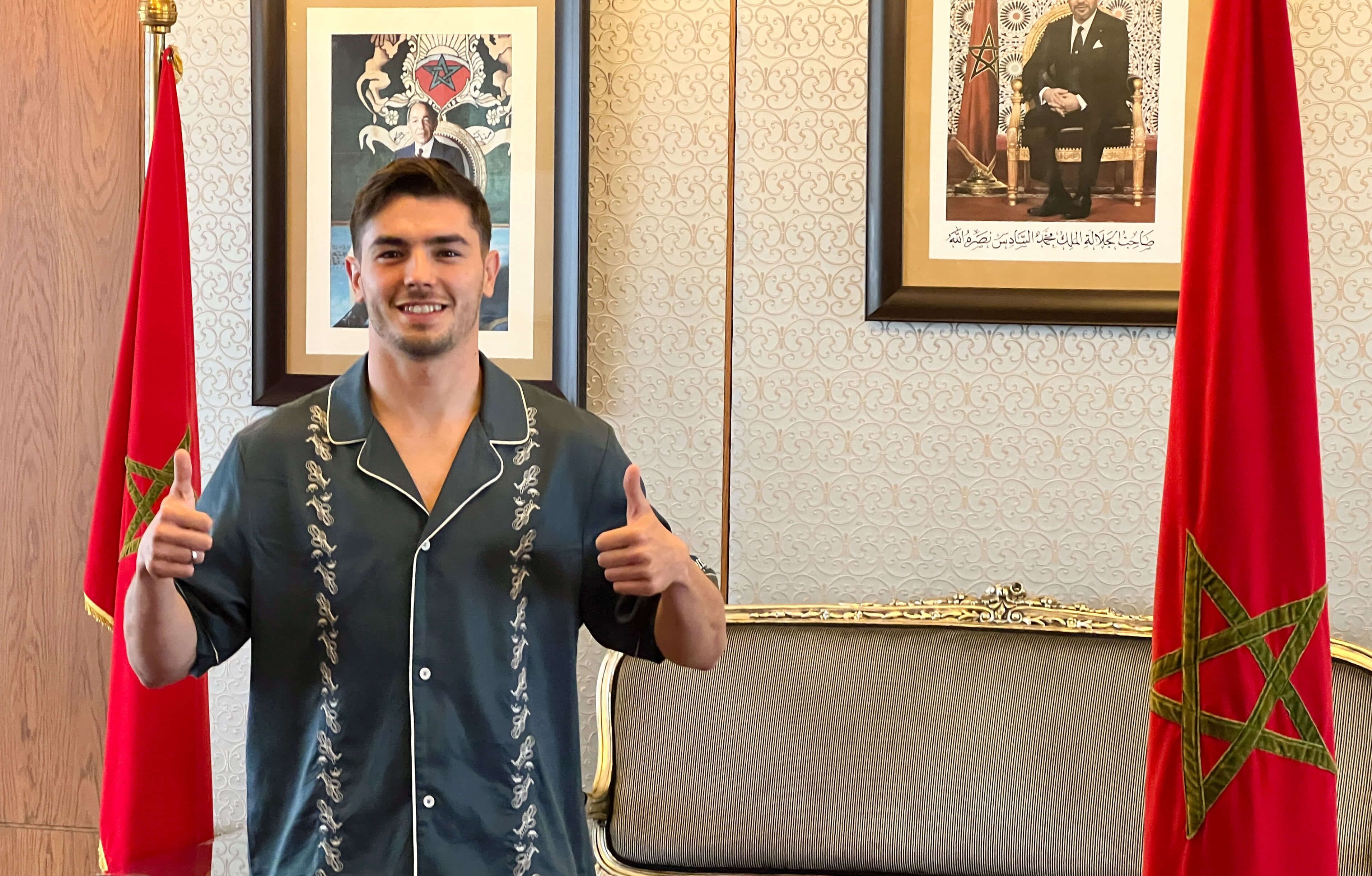  Brahim Díaz posa con la bandera de Marruecos.