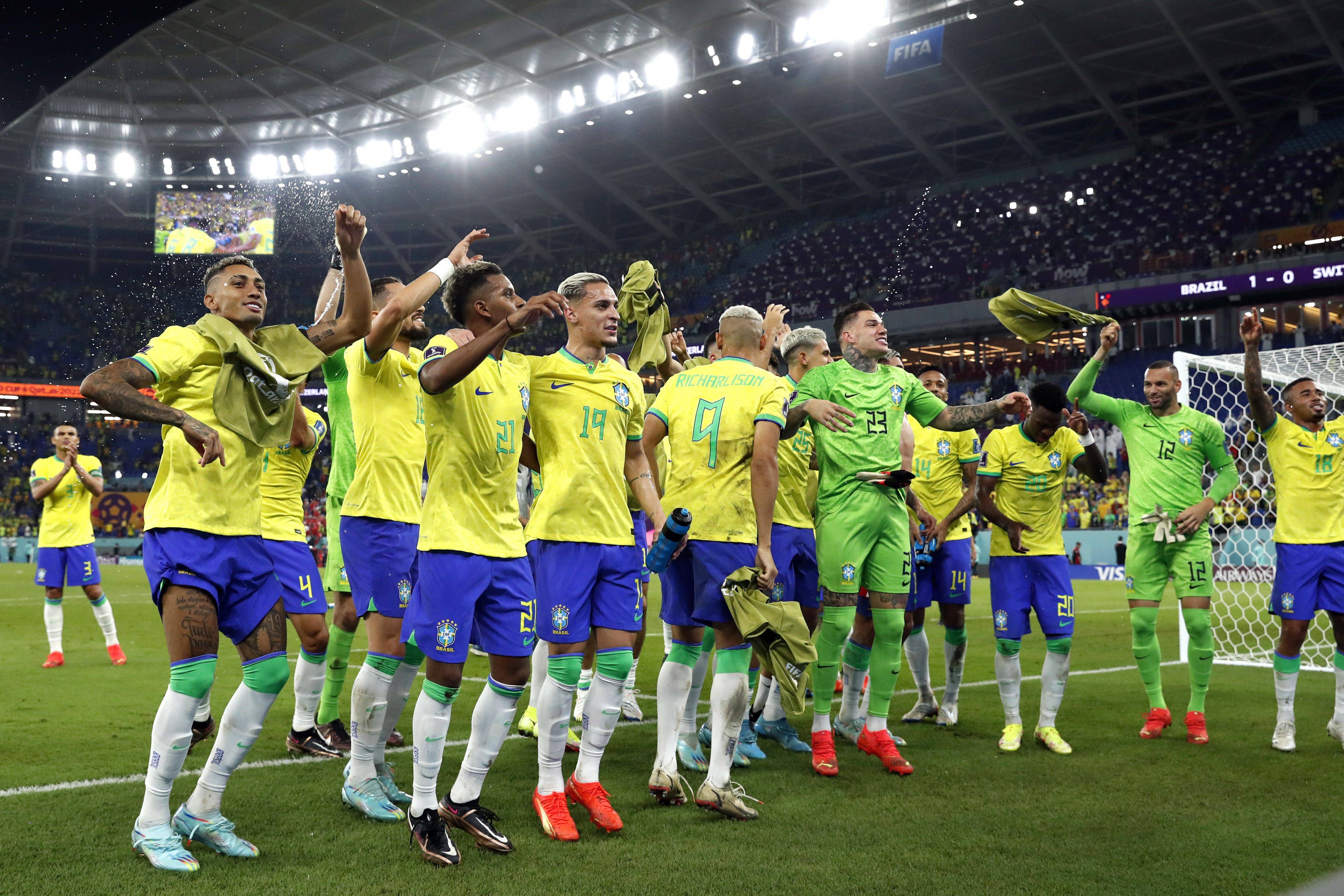Brasil celebrando el pase a octavos tras ganar a Suiza.