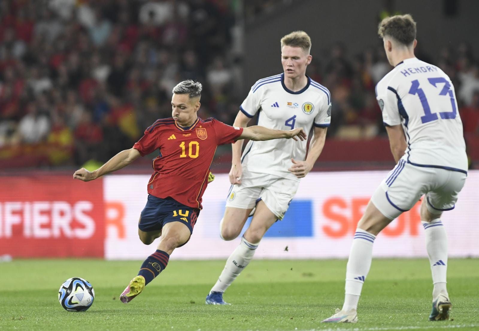  Bryan Zaragoza, en una ocasión del España-Escocia.