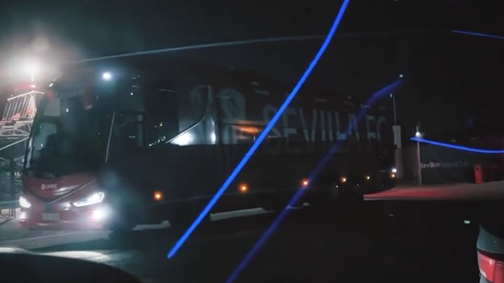  La mujer de Marcao estuvo presenta en la llegada del bus del Sevilla para recoger a Marcao. (panteixeira28)