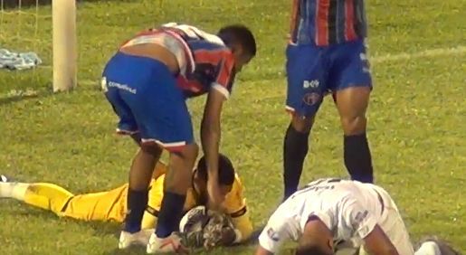 Penalti cometido por mano tras una felicitación en Brasil