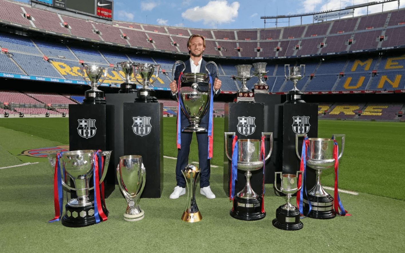  La imagen de Iván Rakitic con todos los trofeos cosechados