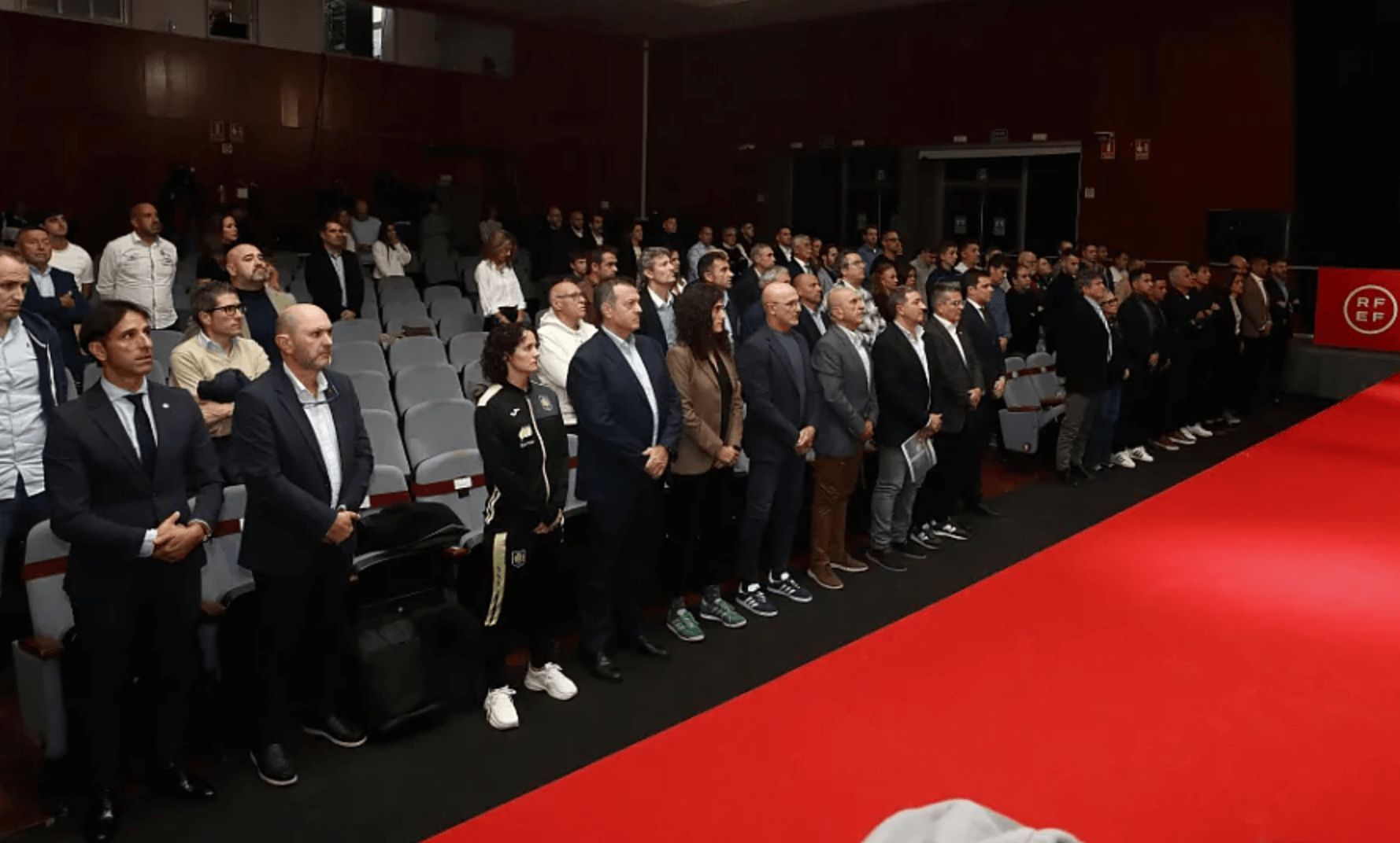  Emotivo homenaje a los entrenadores de los equipos afectados por la DANA