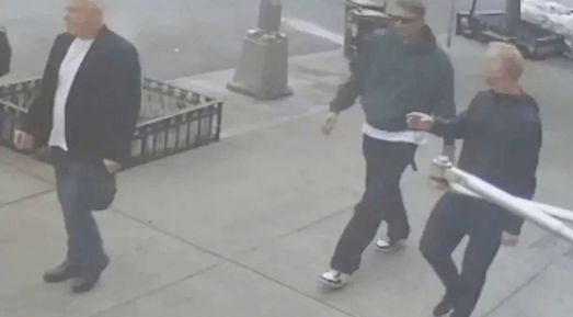  Nicklas Bendtner, caminando por Nueva York antes del ataque (Fotos: redes sociales)