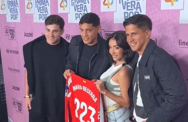 Los jugadores del Atlético de Madrid posan con María Becerra ('X' @MBComunidad)