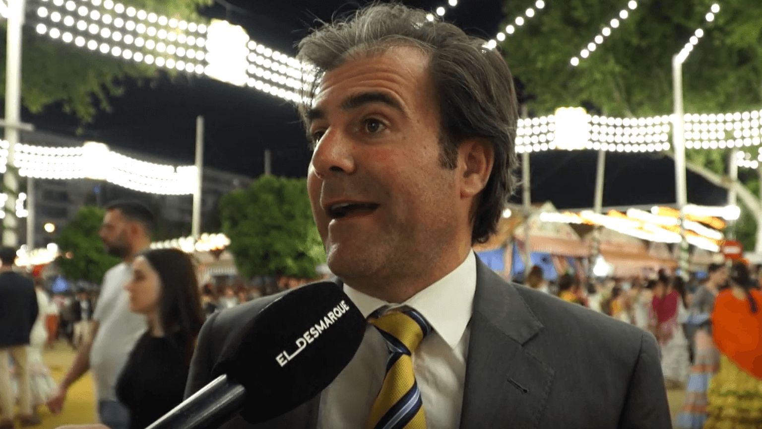  Un aficionado disfruta de la Feria de Abril