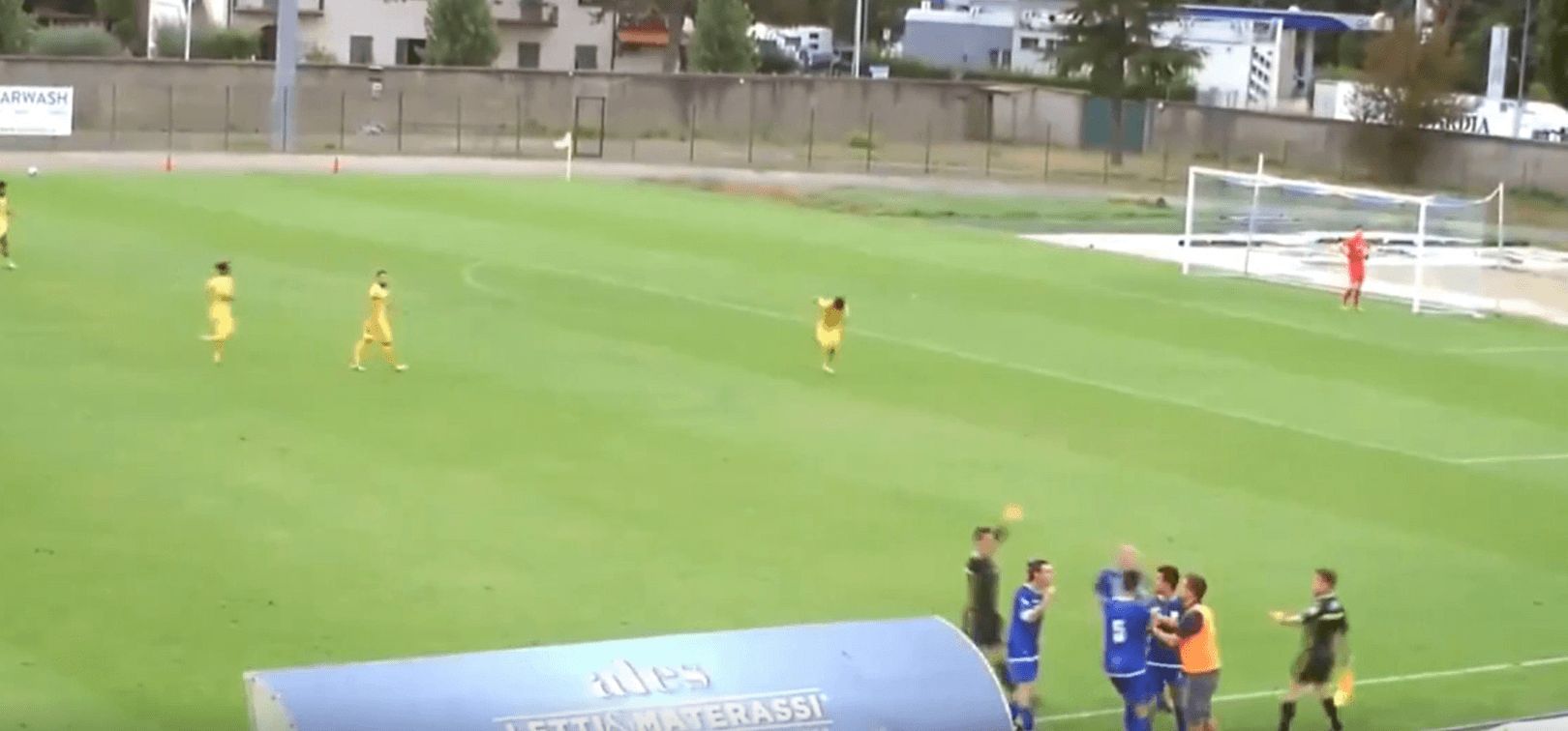 Momento donde el entrenador del Subbiano es expulsado