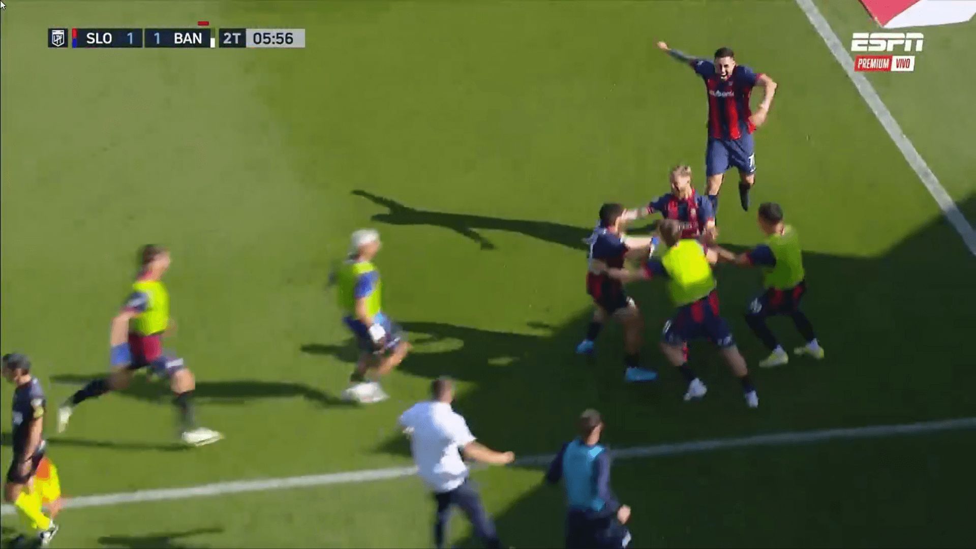 Iker Muniain celebra uno de sus goles.