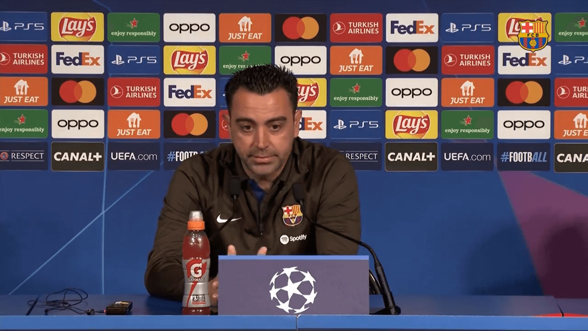  Xavi Hernández tuvo a Deco como director deportivo tras ser compañeros durante su etapa como jugador.