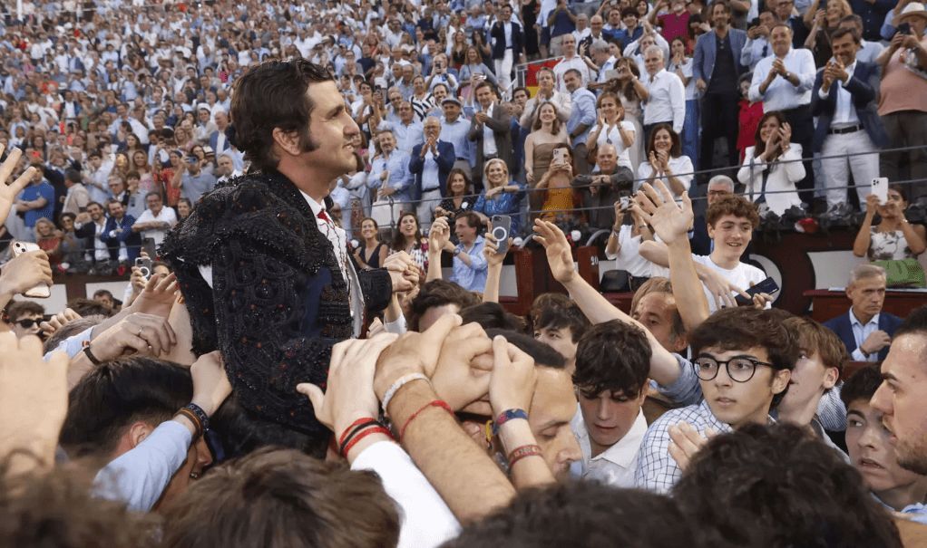 Morante de la Puebla sale a hombros tras la Corrida de la Beneficencia (FOTO: EFE).