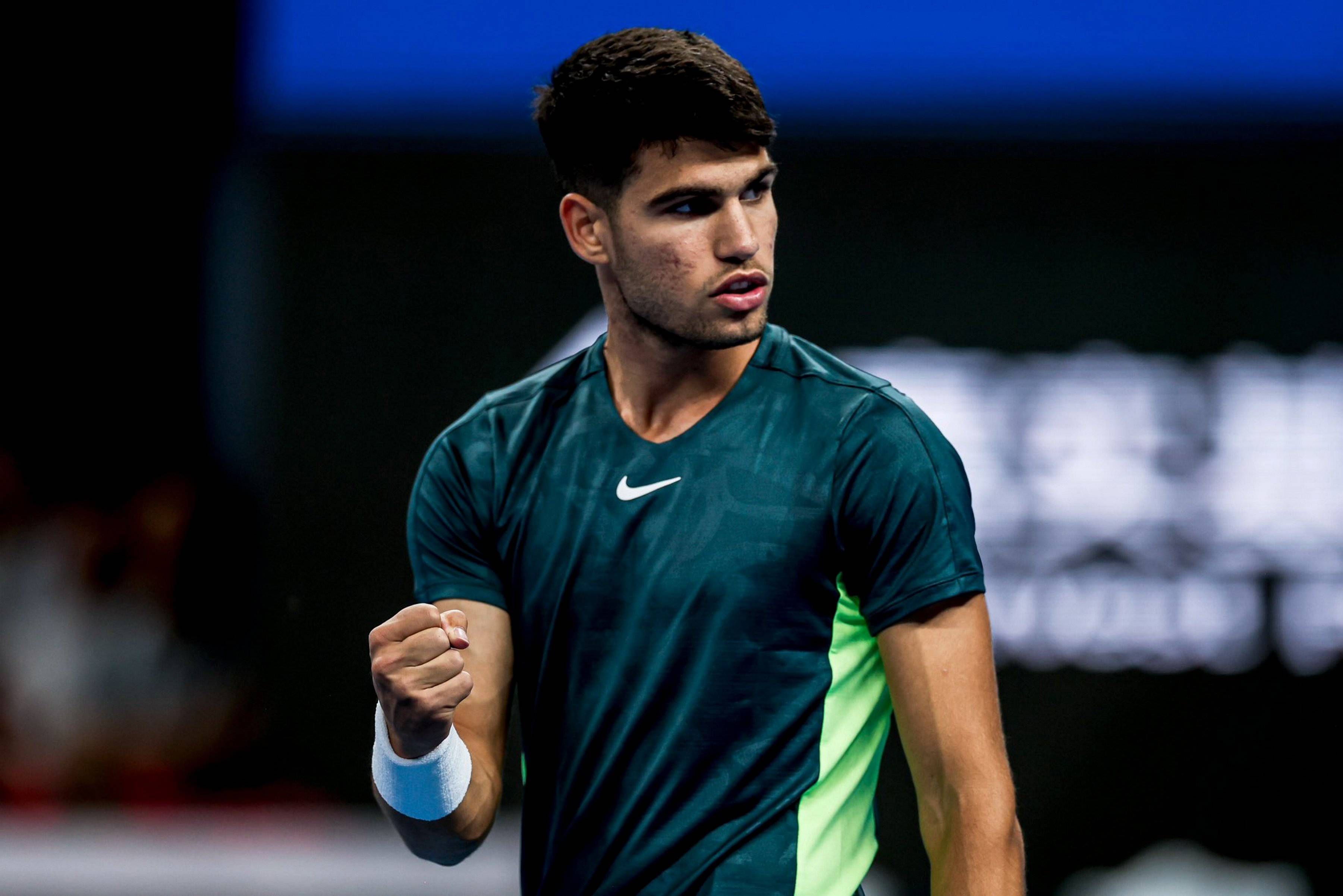  Carlos Alcaraz celebrando un punto.