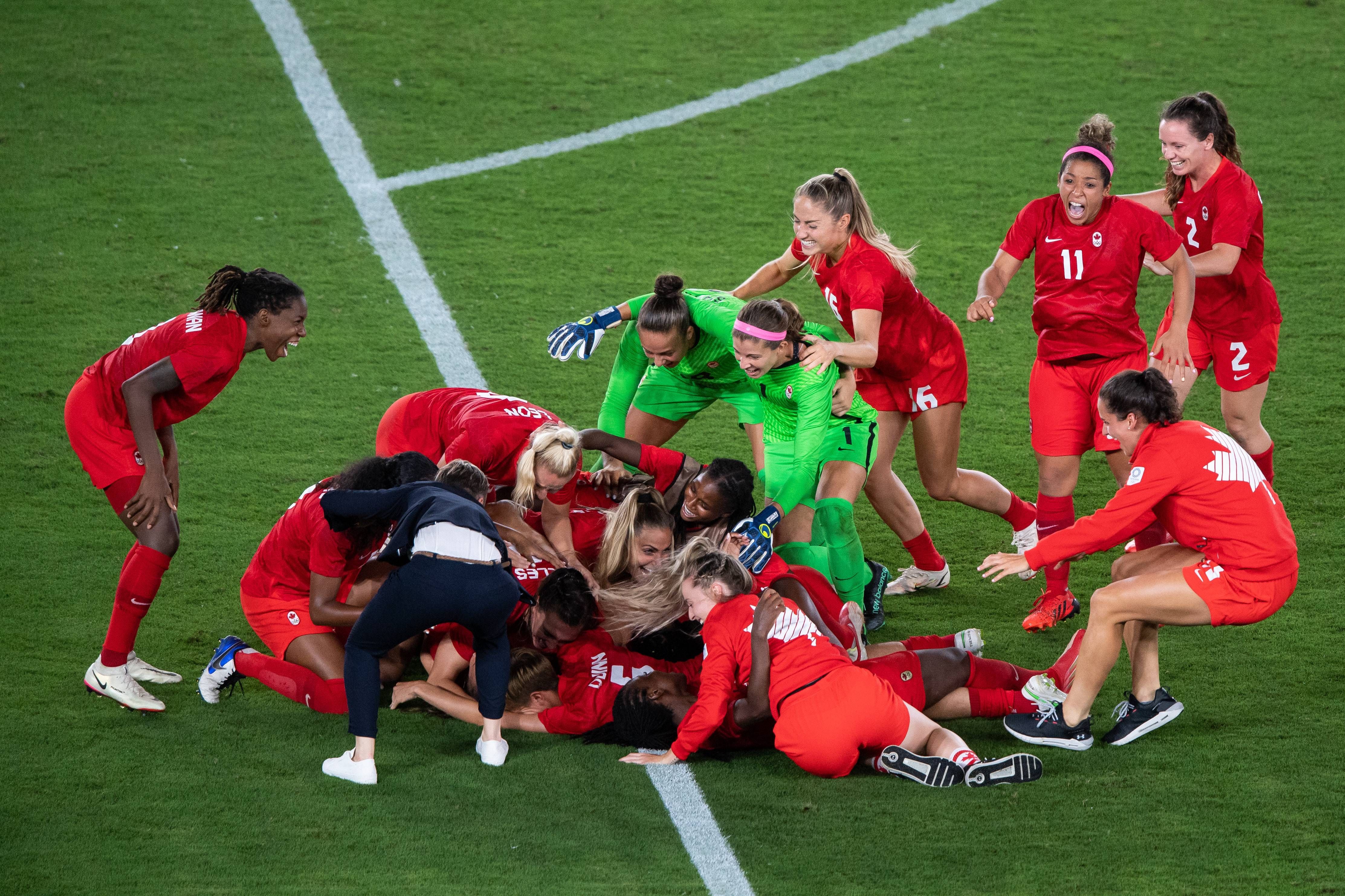  Las jugadoras de Canadá celebran el oro olímpico.