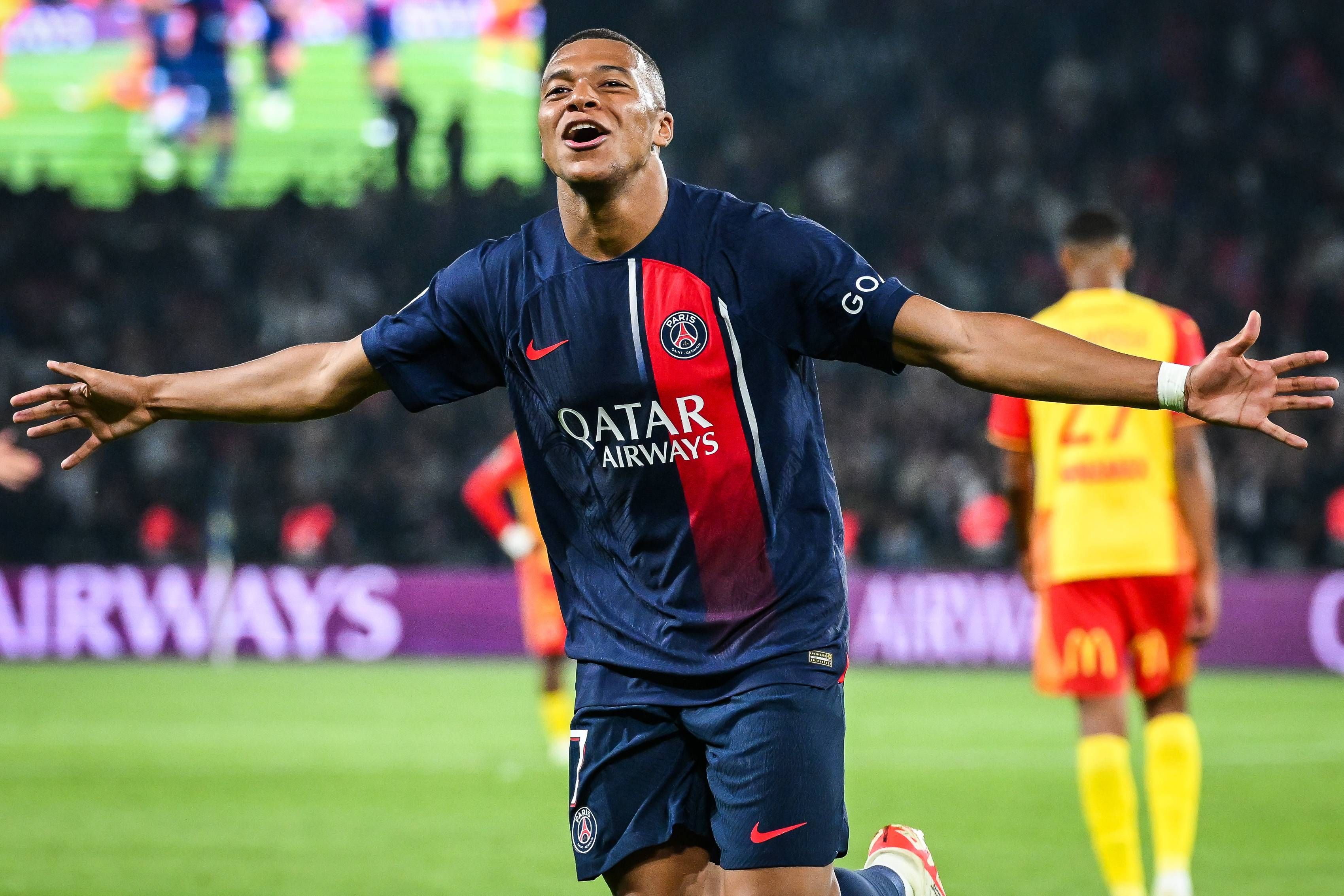  Kylian Mbappé celebra uno de sus goles ante el Lens (FOTO: Cordón Press).
