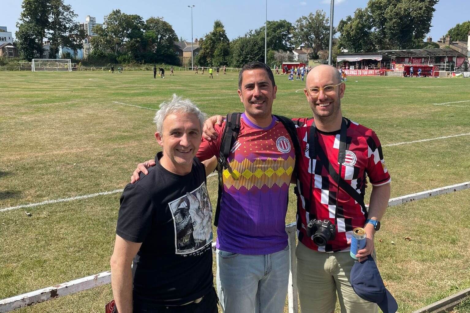 Jesús Mari Platón y dos amigos con las camisetas del Clapton CFC, incluida la de la 'República'.