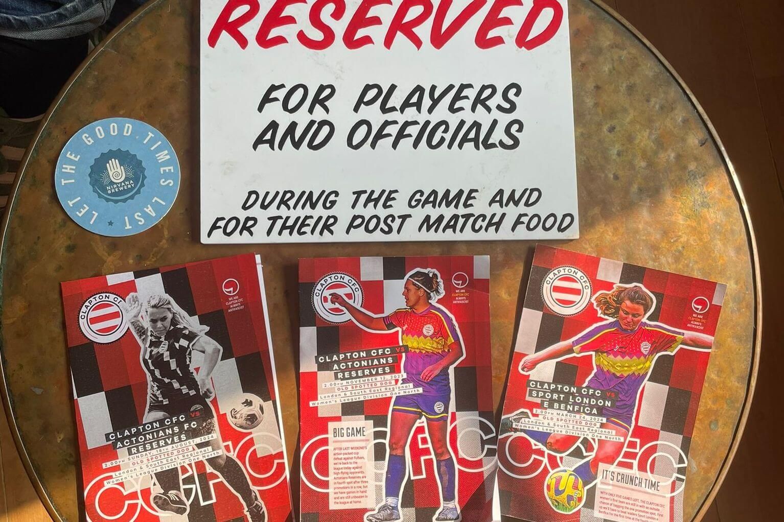 De visita en Londres al Clapton CFC, un equipo muy singular que lleva los colores de la república española en su segunda equipación.