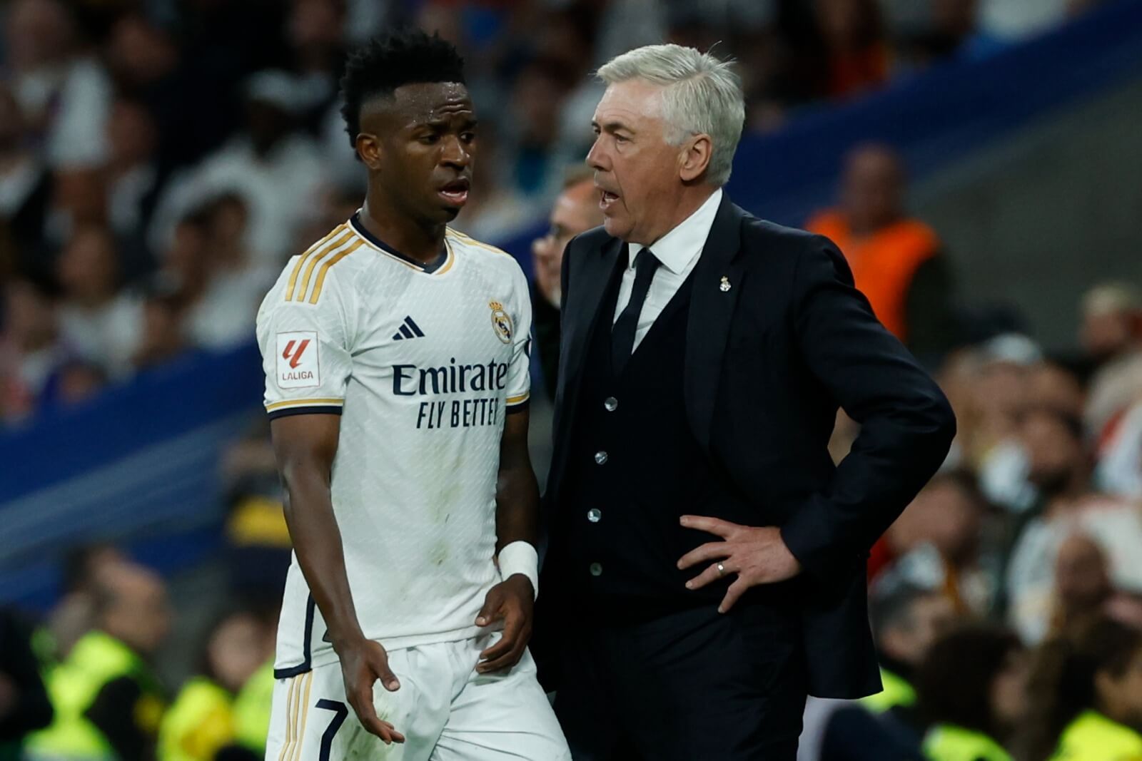  Vinicius Jr., enfadado con Carlo Ancelotti durante el Real Madrid-Barça.