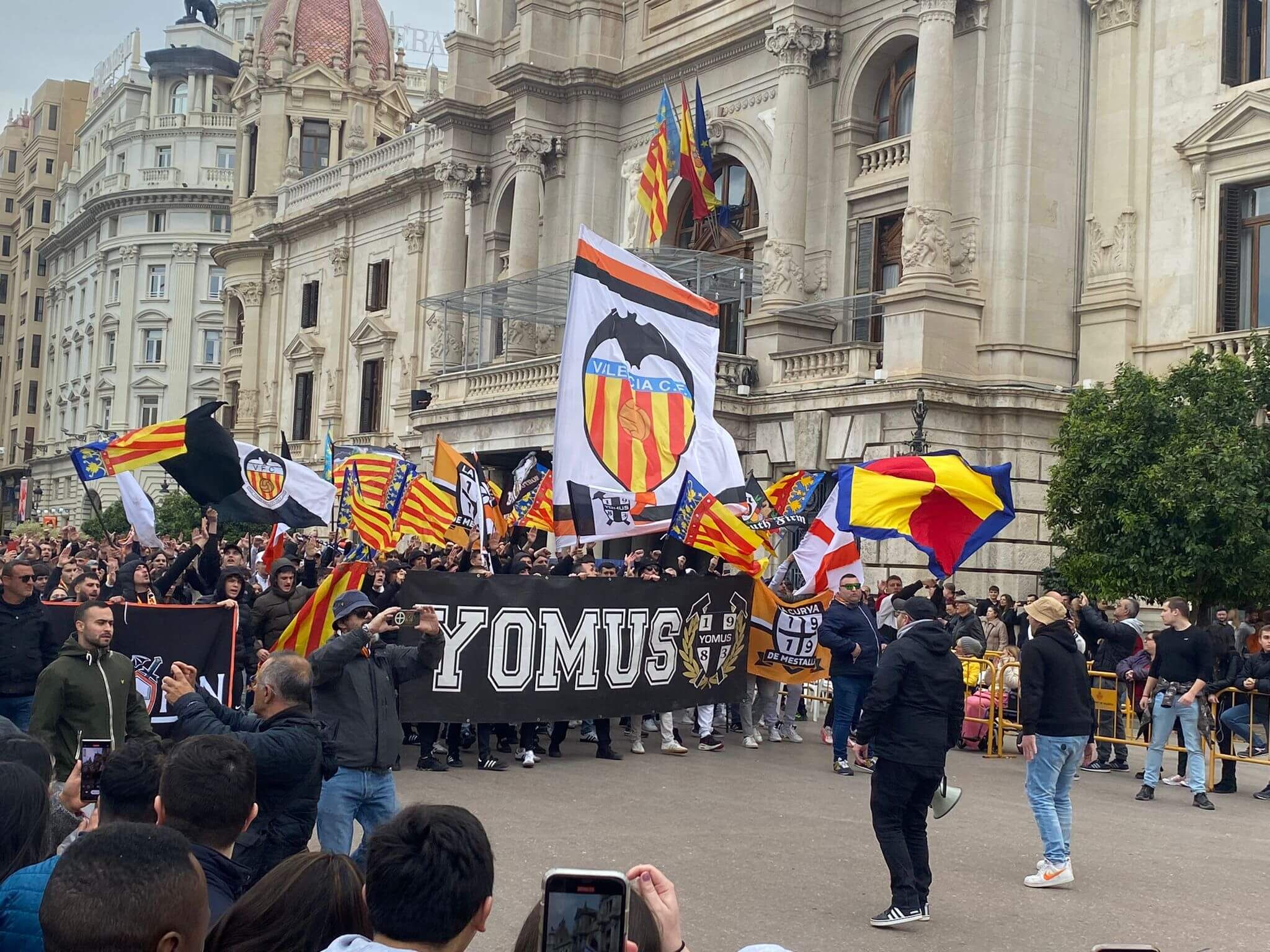  Concentración del grupo Ultra Yomus antes de la manifestación.