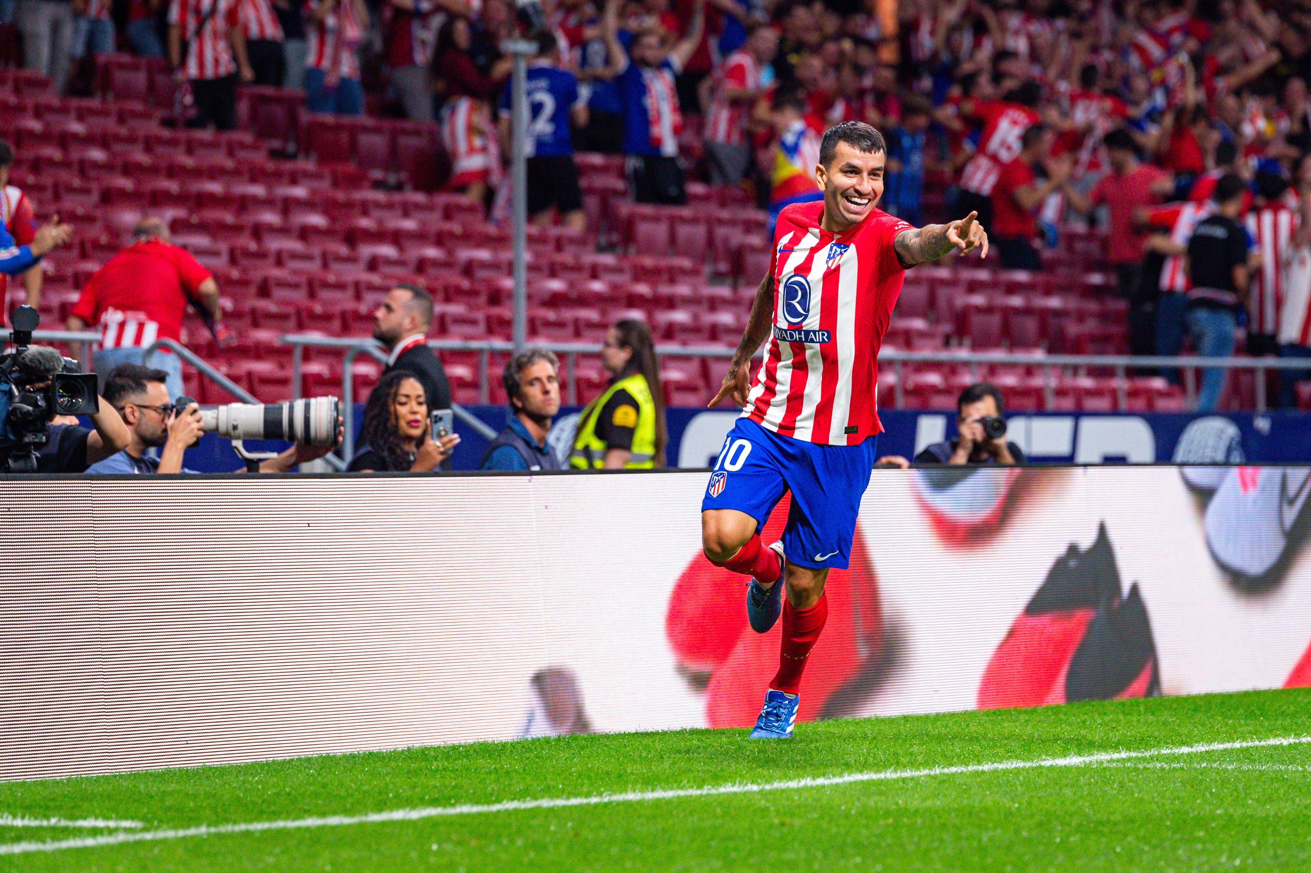  Correa celebrando la remontada ante el Cádiz.
