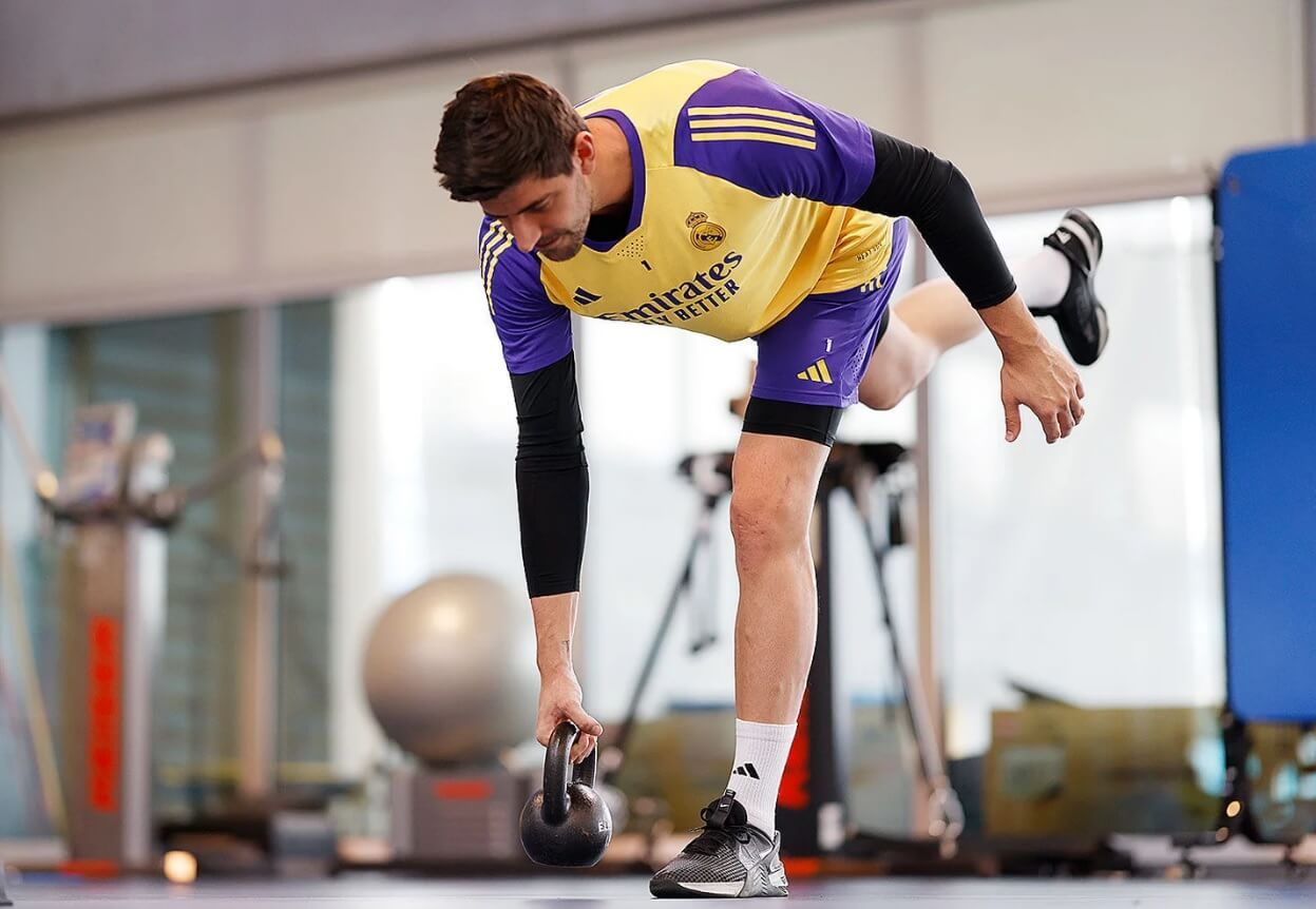 Thibaut Courtois trabaja en el gimnasio del Real Madrid.