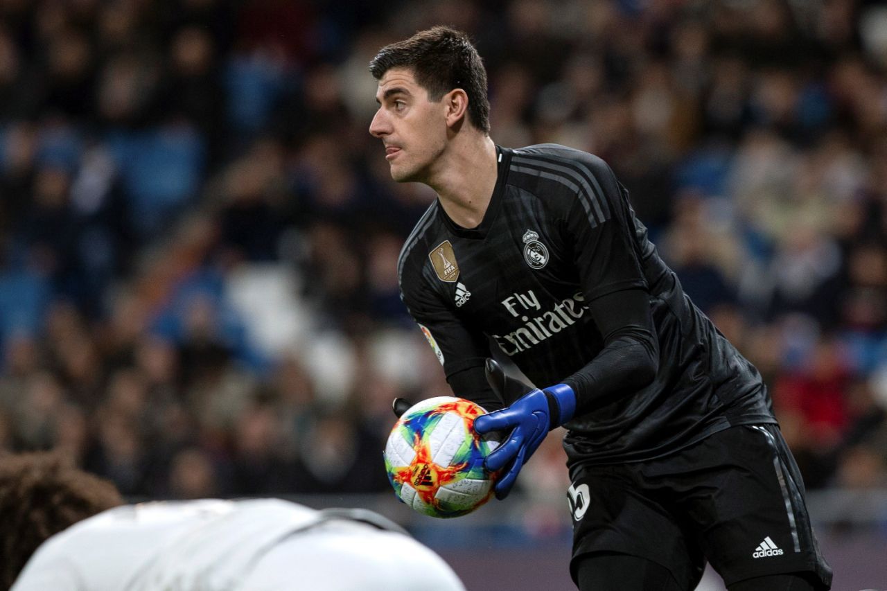  Courtois atrapa un balón.