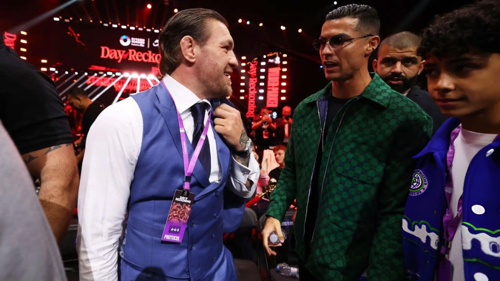 Cristiano Ronaldo junto a su hijo saluda a Conor McGregor (@TeamCRonaldo)