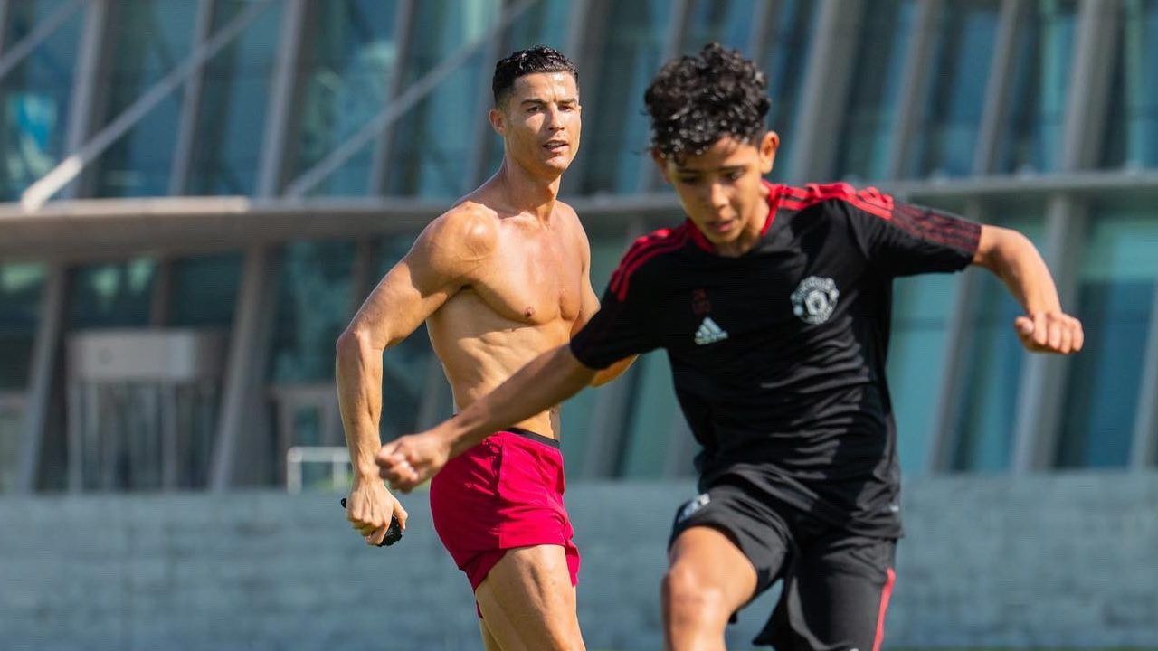 Cristiano Ronaldo y su hijo mayor, Cristiano Jr., en un entrenamiento.