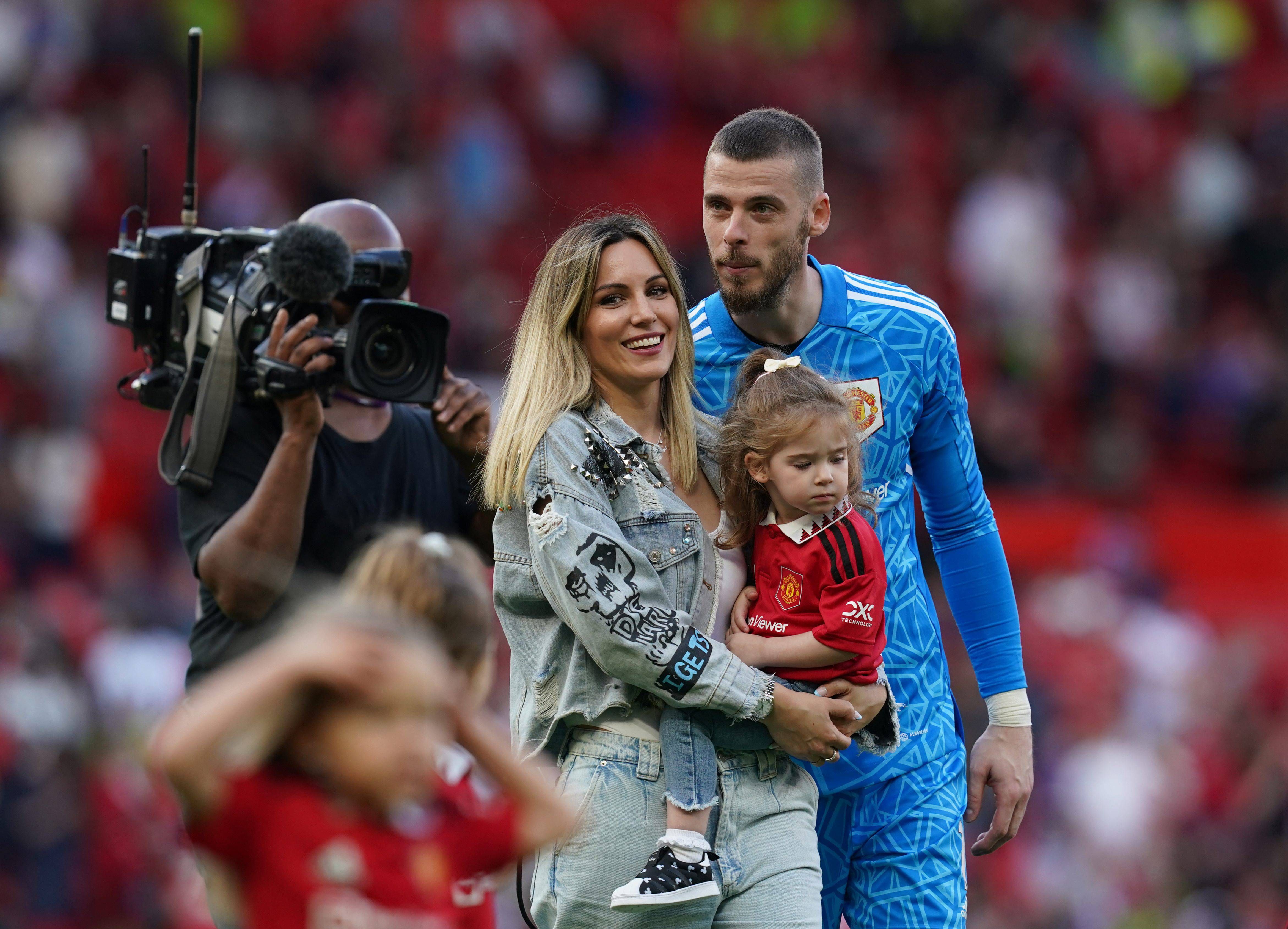 De Gea y Edurne con sus hijos en Manchester.