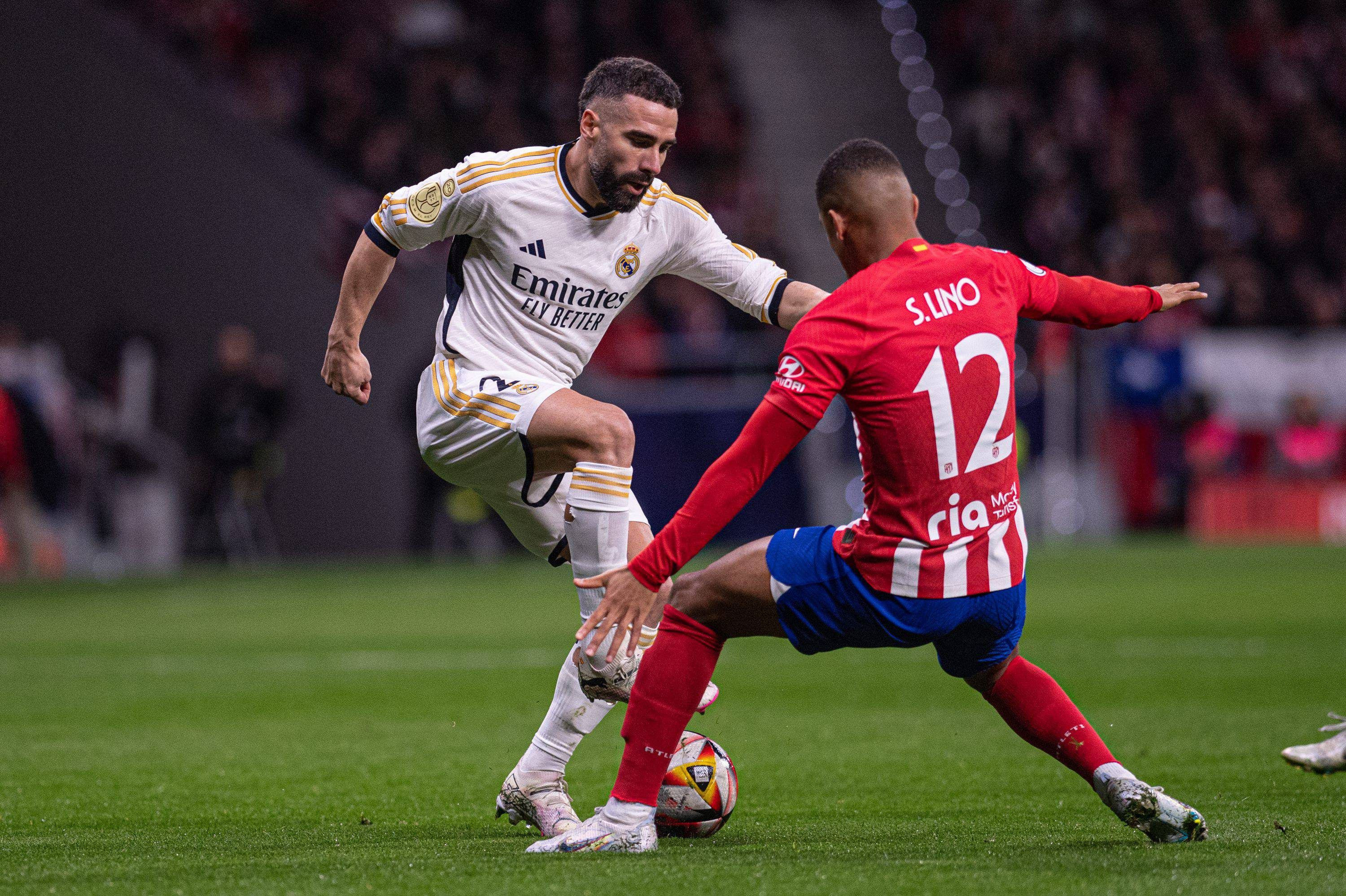  Carvajal encara a Samuel Lino en el derbi Atlético-Real Madrid.