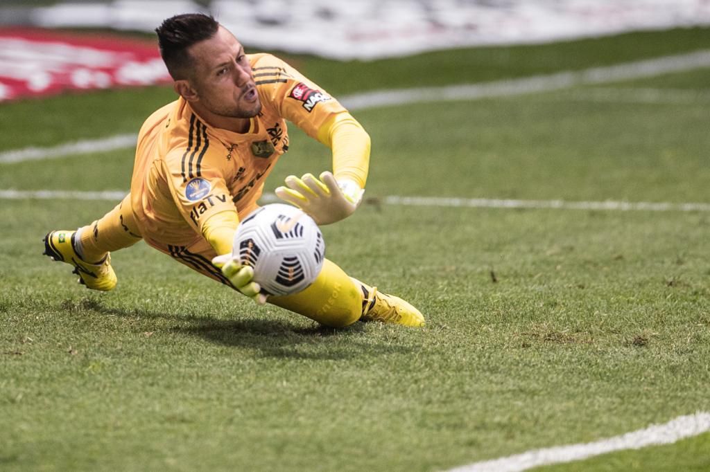  Diego Alves detiene un lanzamiento.