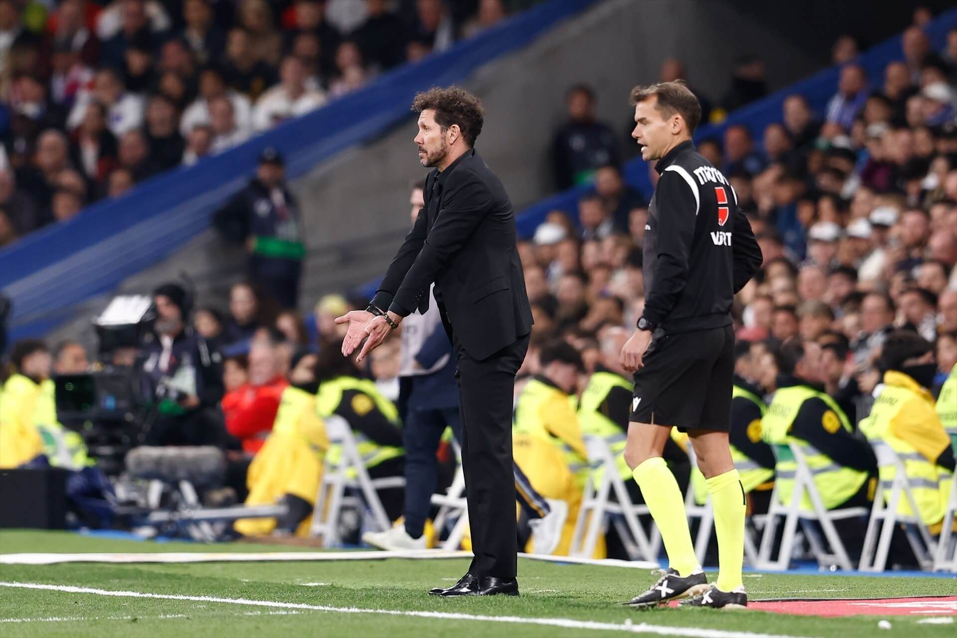  Diego Pablo Simeone, en la banda del Santiago Bernabéu