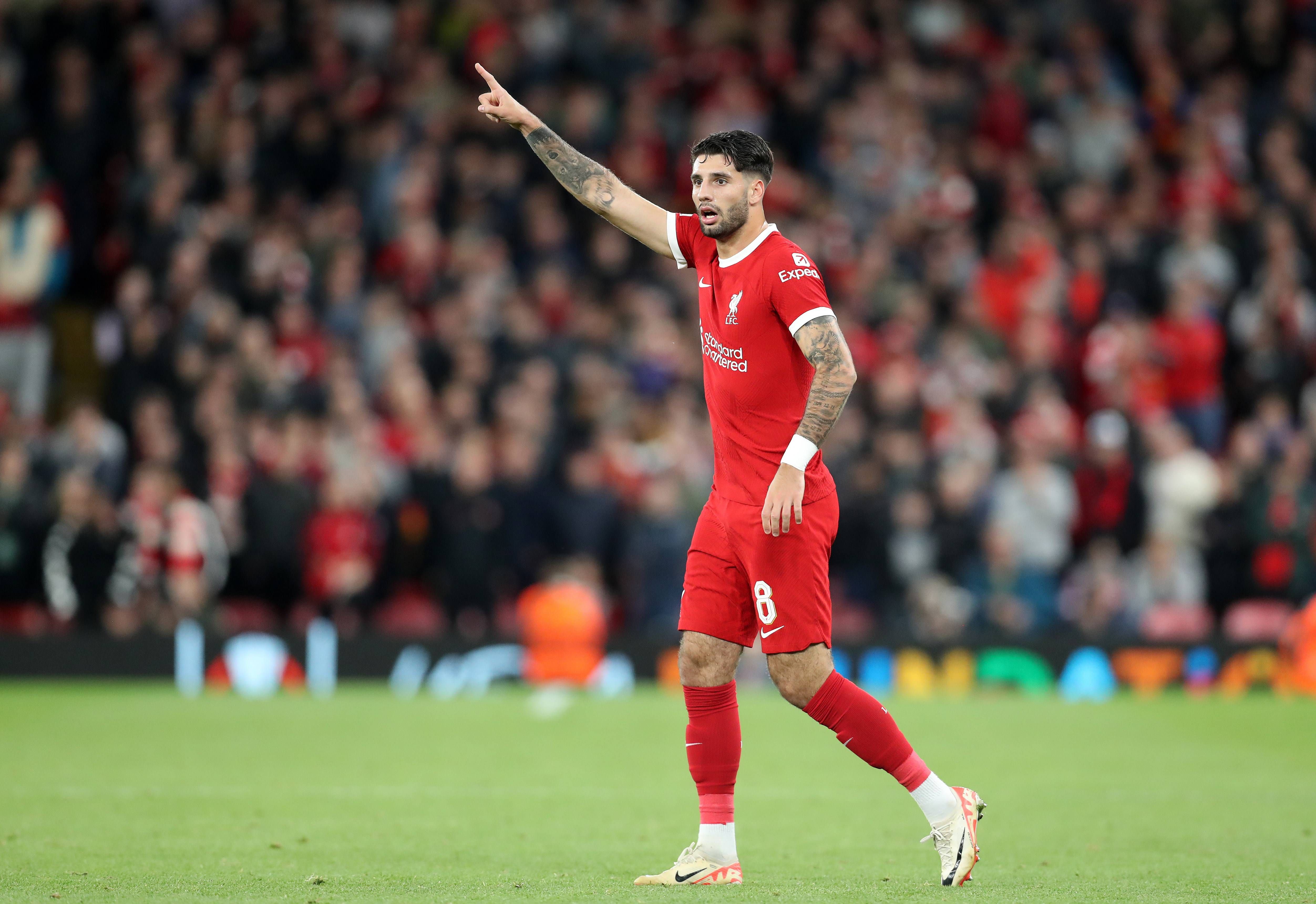  Dominik Szoboszlai pide la pelota en un partido del Liverpool.