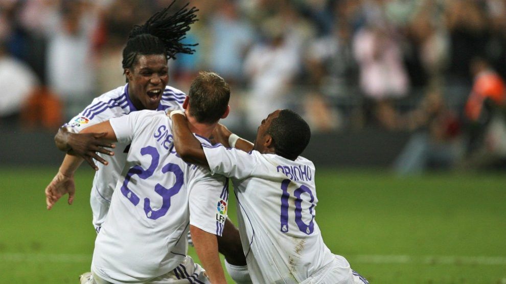Los, entonces, jugadores del Real Madrid Drenthe, Sneijder y Robinho en la Supercopa de España de 2007.
