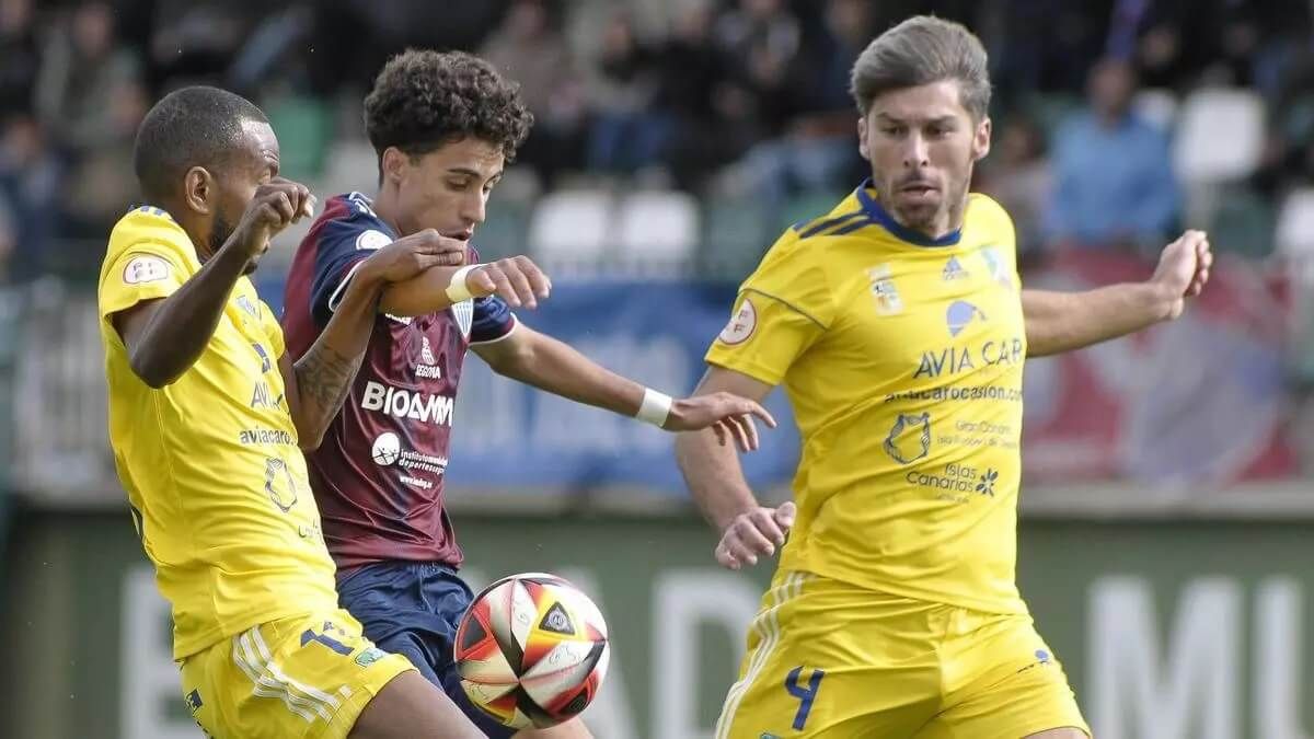  Duelo por el balón durante el Gimnástica Segoviana-San Fernando de ida (foto: Gimnástica Segoviana).