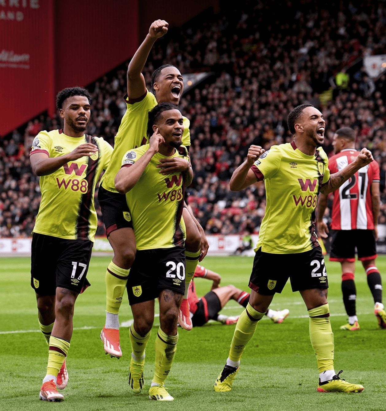  El Burnley ganó la última jornada de Premier.