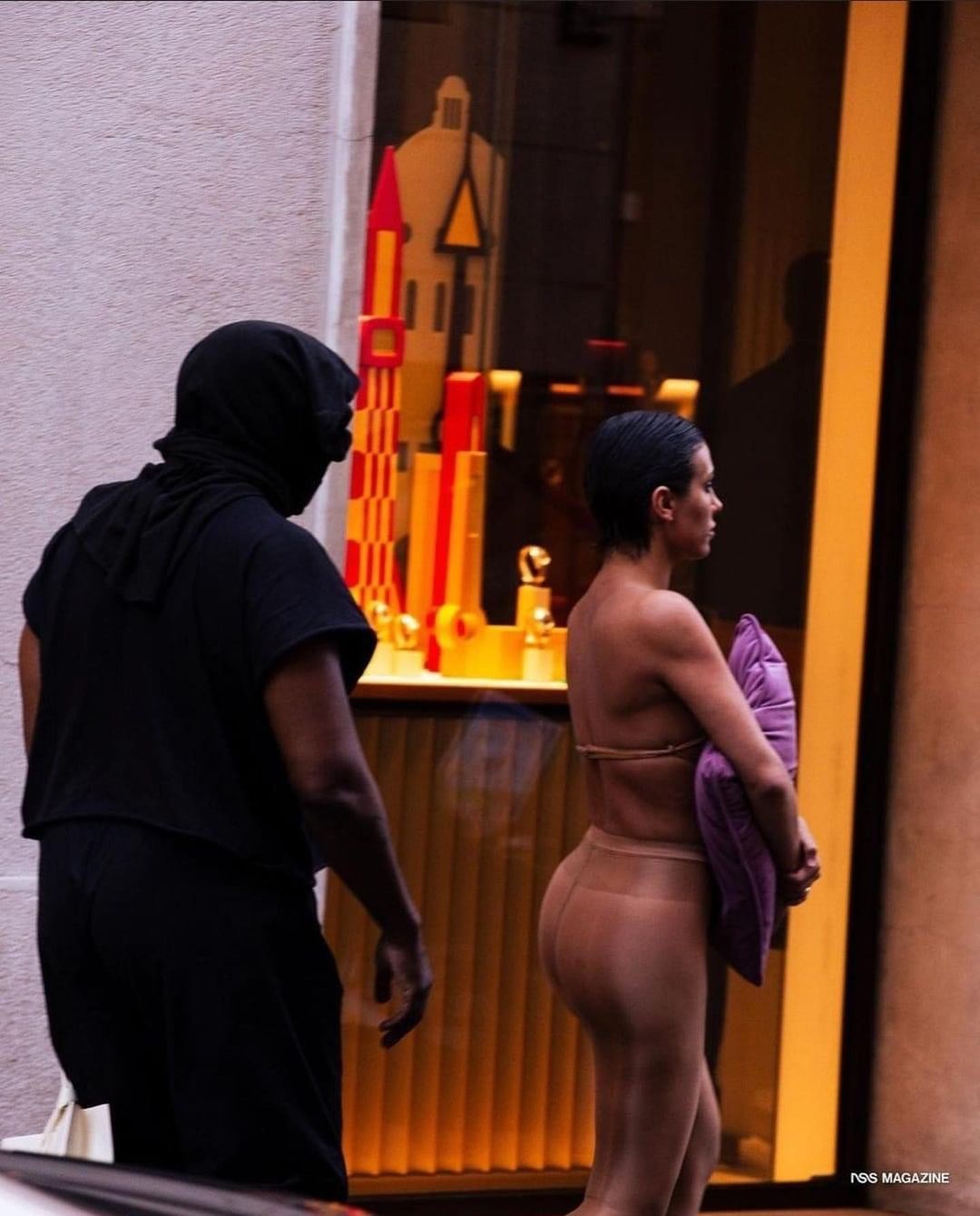 El look de Bianca Censori con el cojín (@kanyewgst)