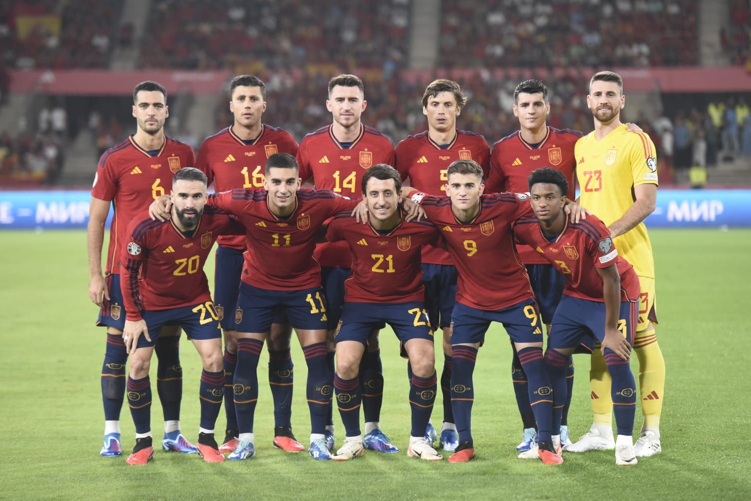 El once de España ante Escocia en La Cartuja.