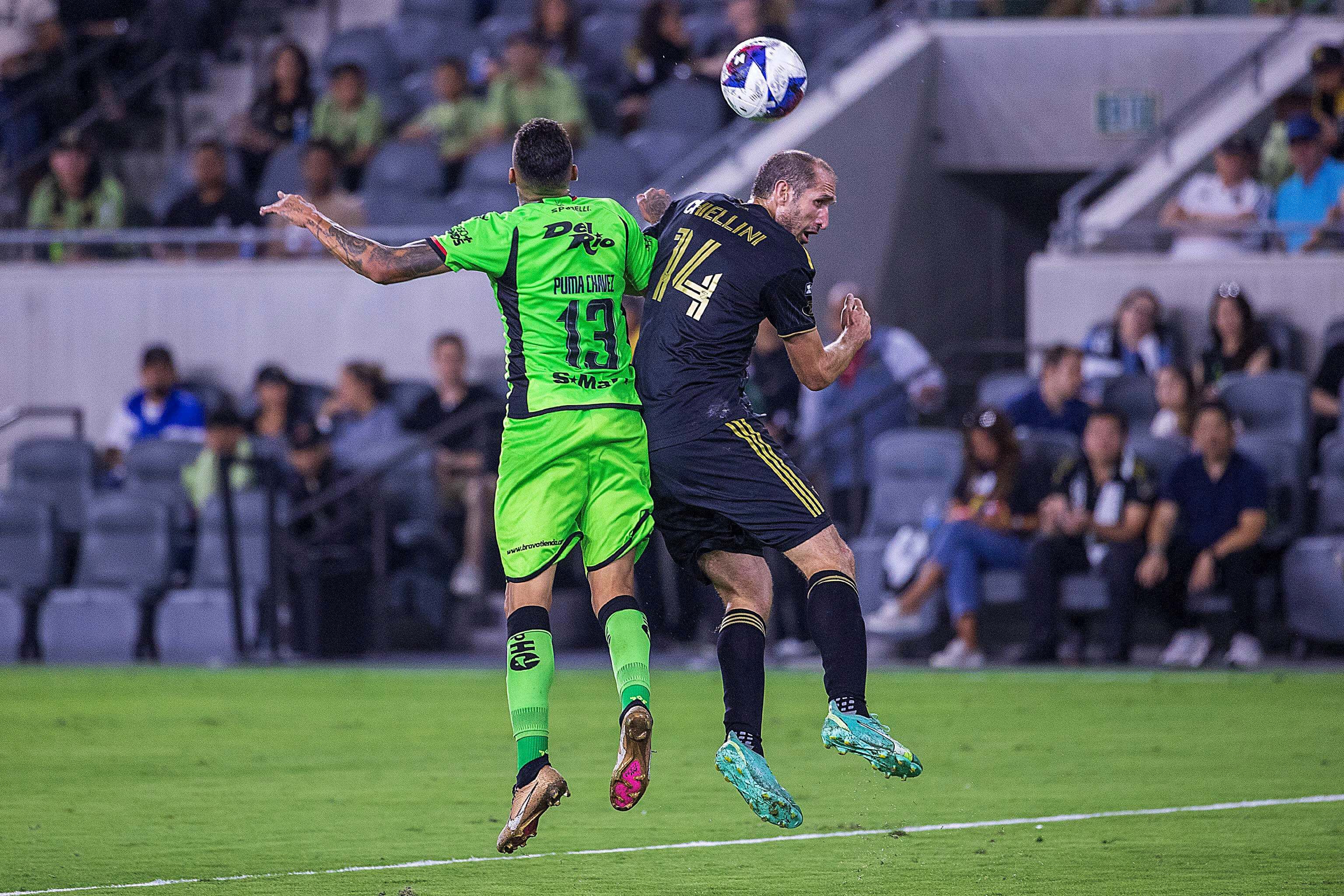  'El Puma' Chávez disputando un balón contra Chiellini.