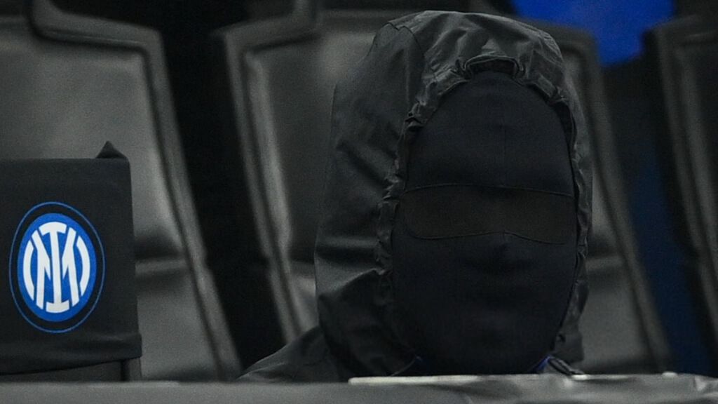 El rapero Kanye West aparece con la cara tapada en el Inter - Atlético