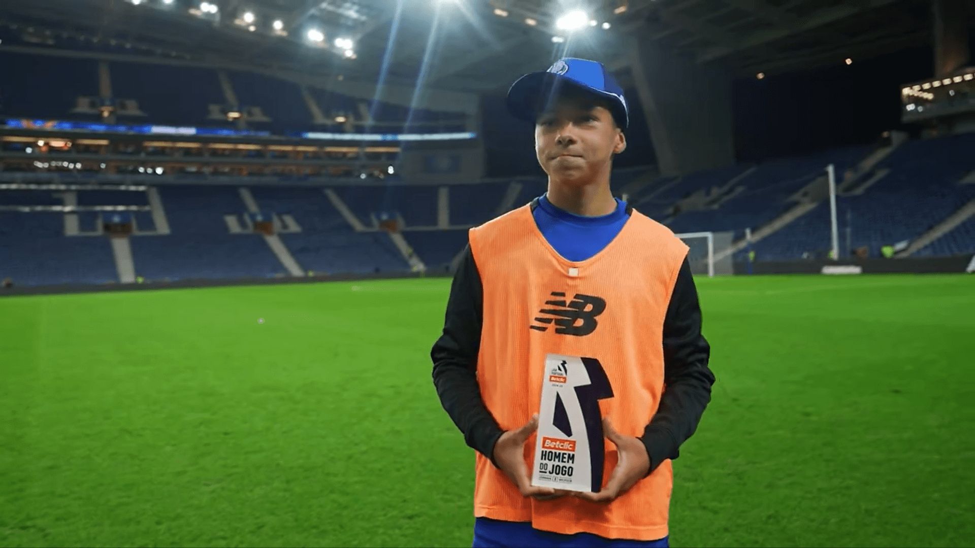  El recogepelotas del Oporto posa con el trofeo MVP.