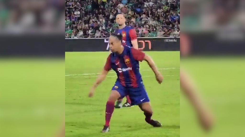  Ronaldinho en un partido con el Barça