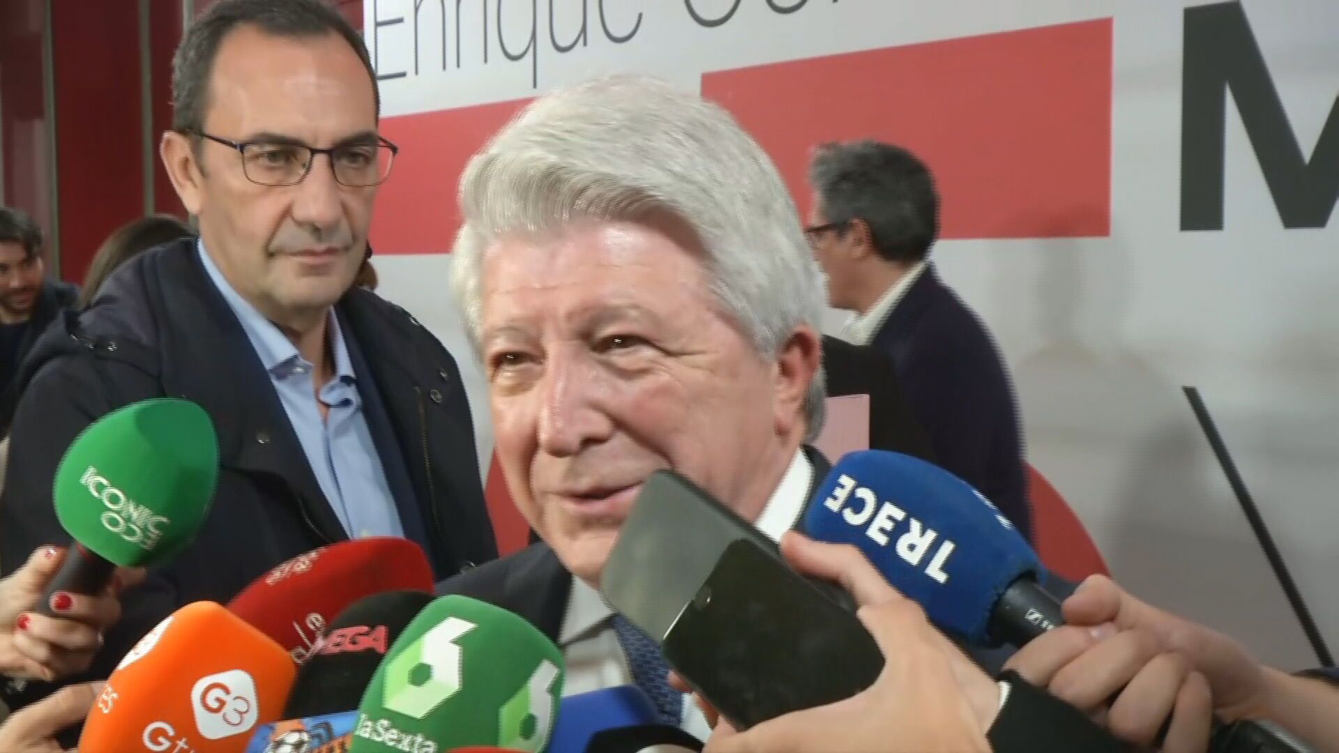 Enrique Cerezo presenta su libro entre bromas.