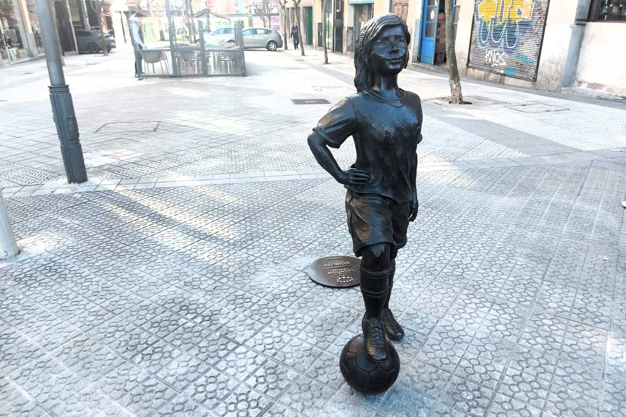  Estatua de una niña con balón mirando a San Mamés, por la final de la UEFA Women's Champions League.