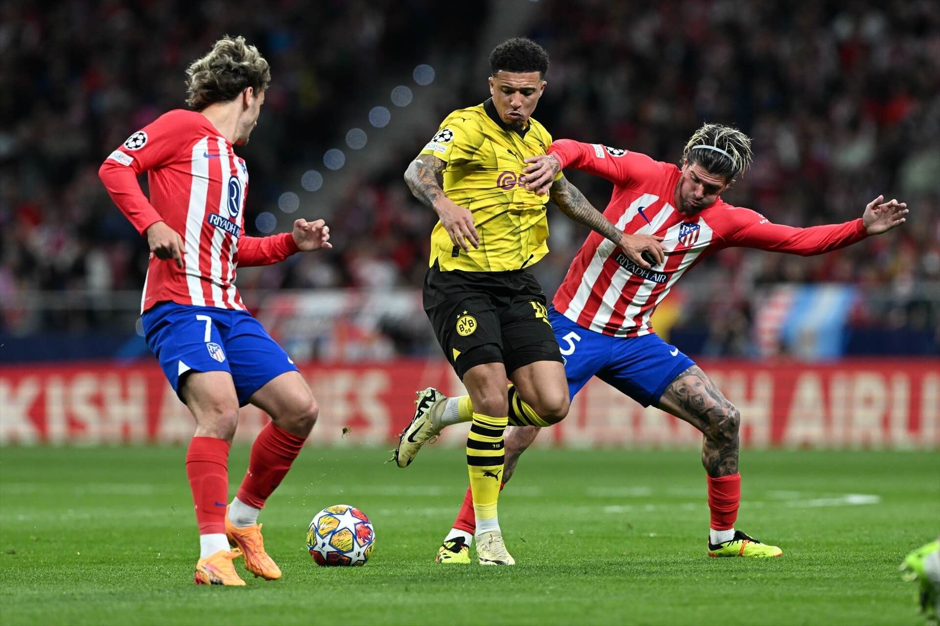 Antoine Griezmann y Rodrigo De Paul pugnan por un balón