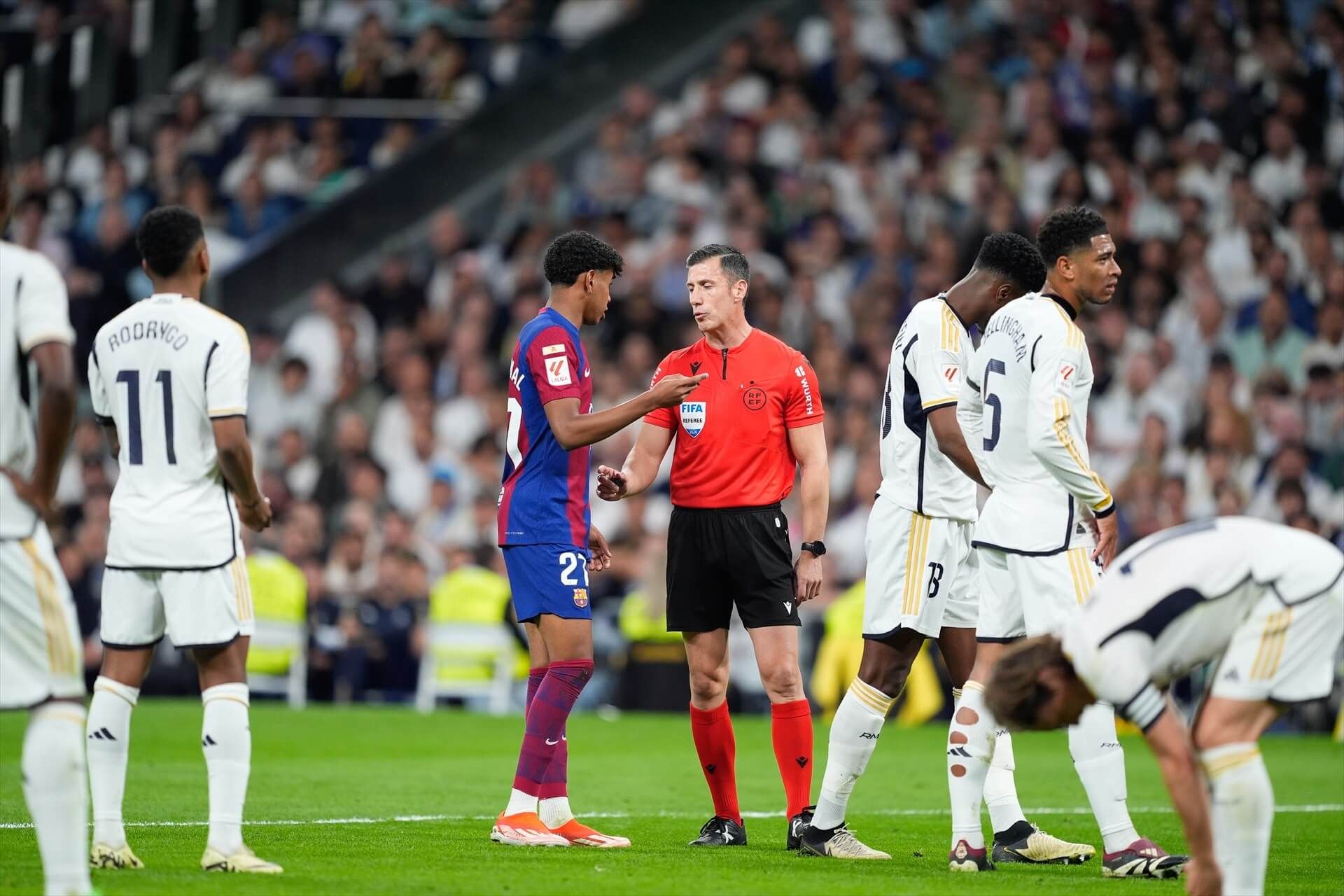  Lamine Yamal protesta al colegiado del Clásico