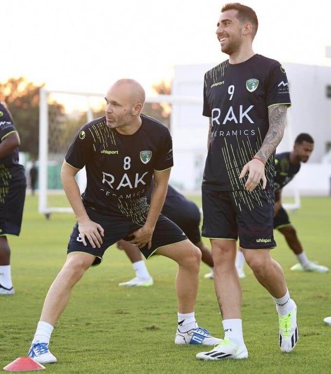 Andrés Iniesta y Paco Alcácer entrenando en el Emirates Club (@emiratesclub)