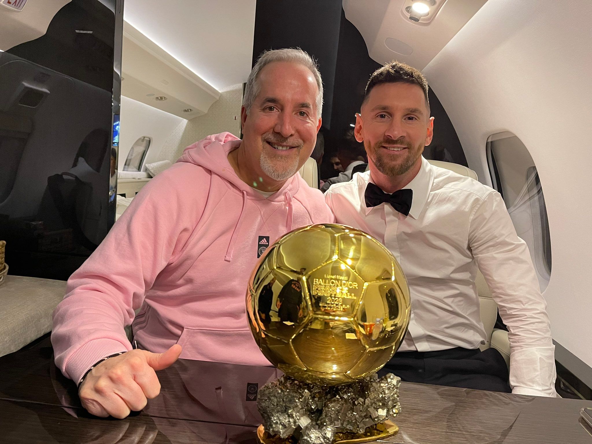 Jorge Mas, dueño del Real Zaragoza, posa con Messi y el Balón de Oro.
